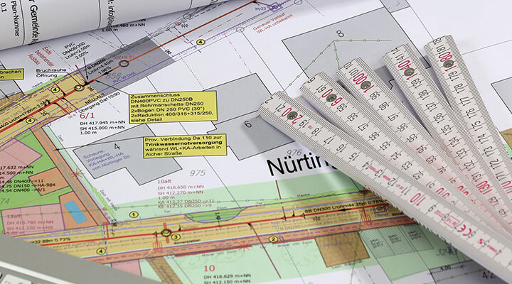 CAD-Zeichnung mit Maßstab und Geodreieck